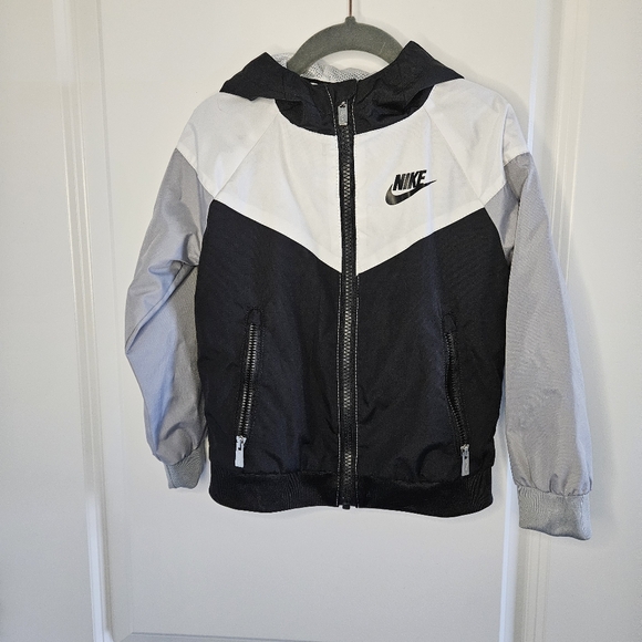 Nike 3T kids unisex black, white, and grey rain jacket with zipper pockets - Picture 1 of 8